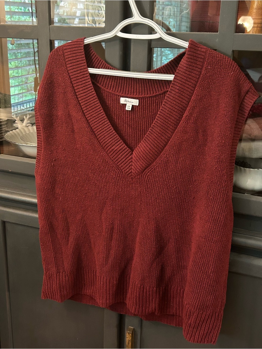 Reitmans Women's V-Neck Sleeveless Sweater Vest - Burgundy